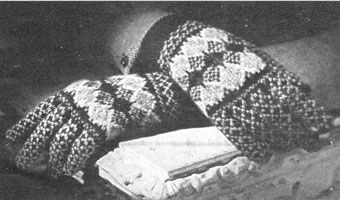 vintage ladies gloves in fiar isle 1944 knitting pattern